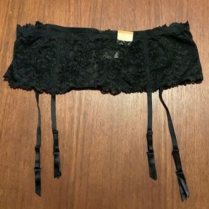 Cacique black lace garter belt 18/20 NWT